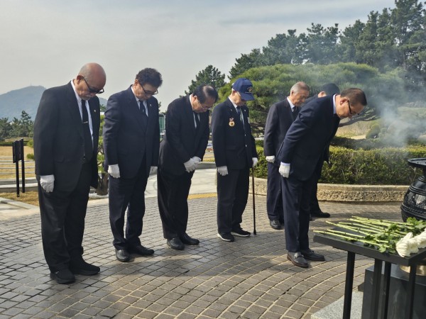 5ef641d22e4f33aab16dec87893348e4.jpg