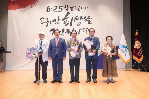 2024.6.25_6.25전쟁_제74주년_기념식(모범보훈가족_유공자9명)9.jpg