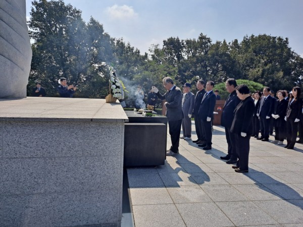 충혼탑참배.jpg