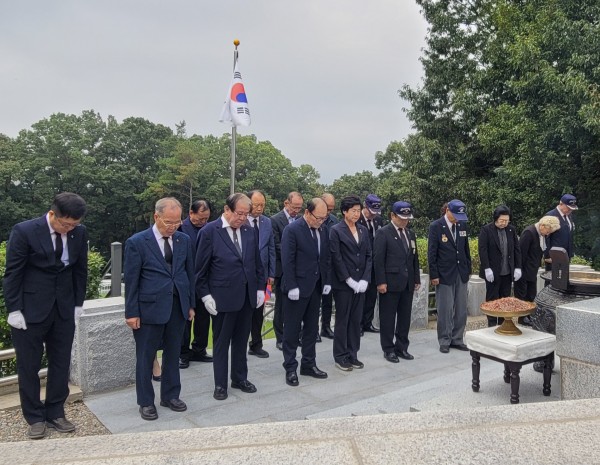 10월_참배1.jpg