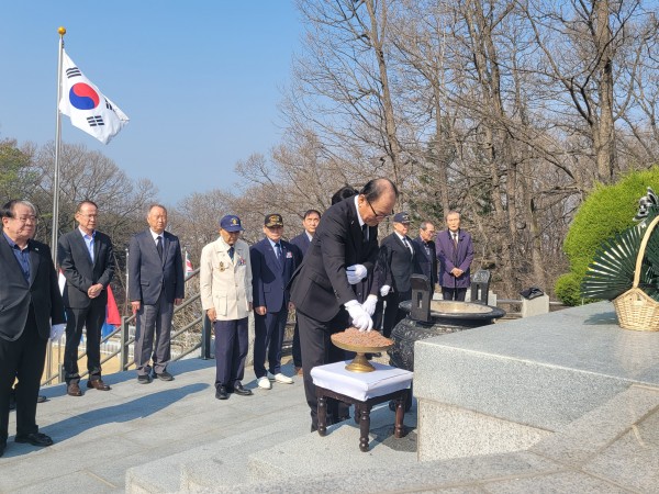 4월참배1.jpg